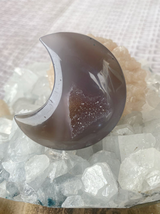 Druzy agate moon carving